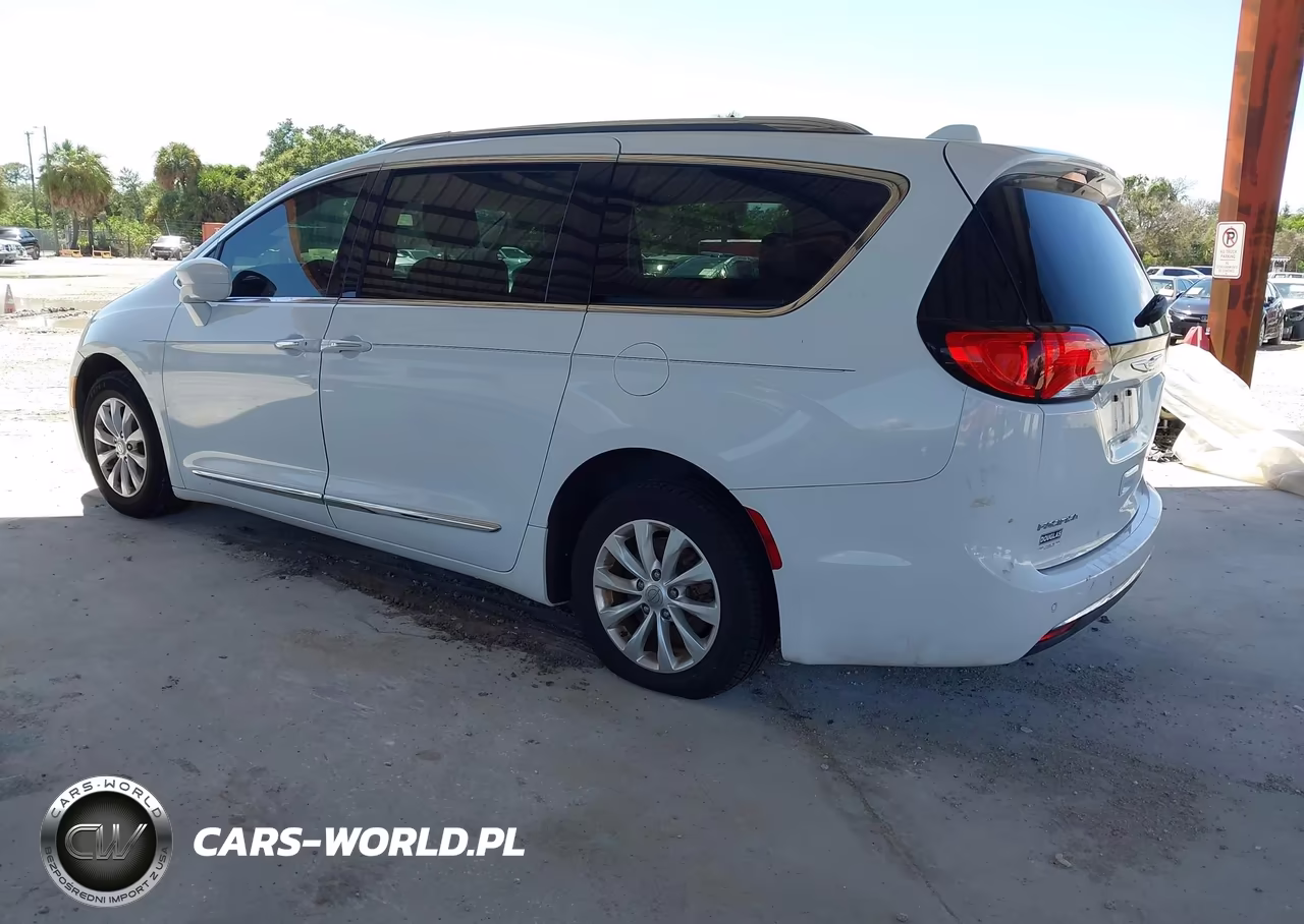 2019 Chrysler Pacifica Touring L VIN:2C4RC1BG6KR640124 - 3