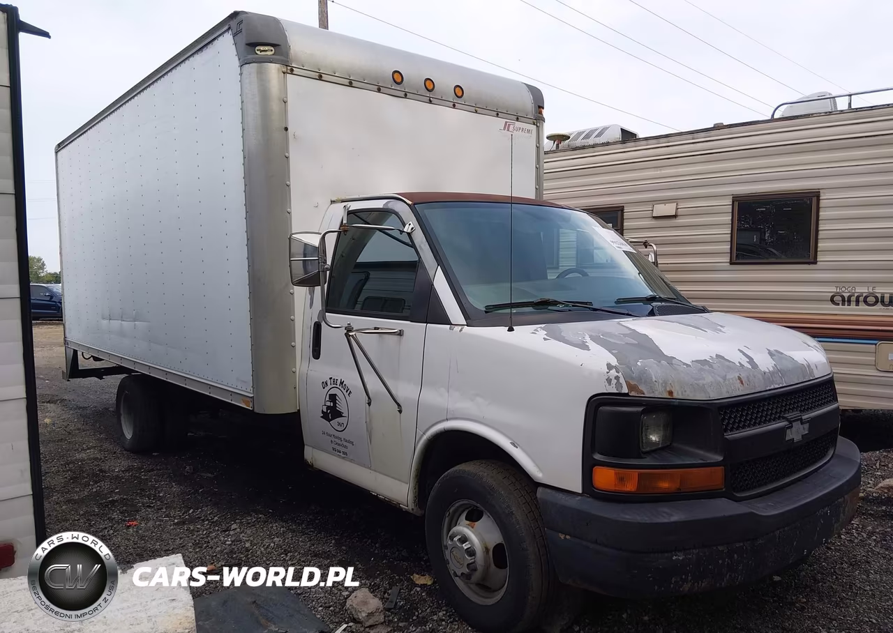2004 Chevrolet Express Cutaway Base W-C7L-C7N