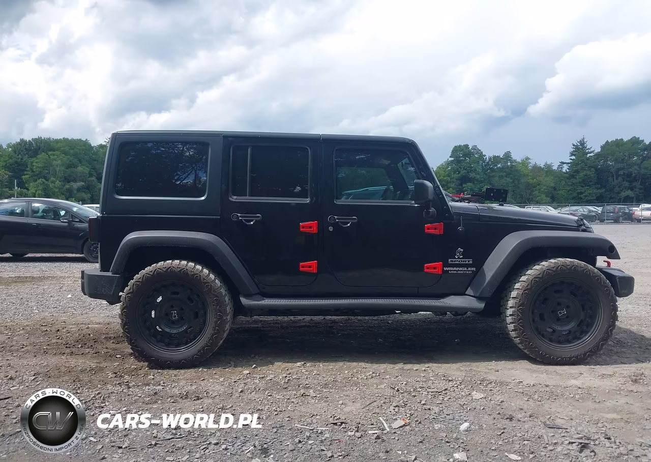 2013 Jeep Wrangler Unlimited Sport VIN:1C4BJWDG7DL581257 - 13