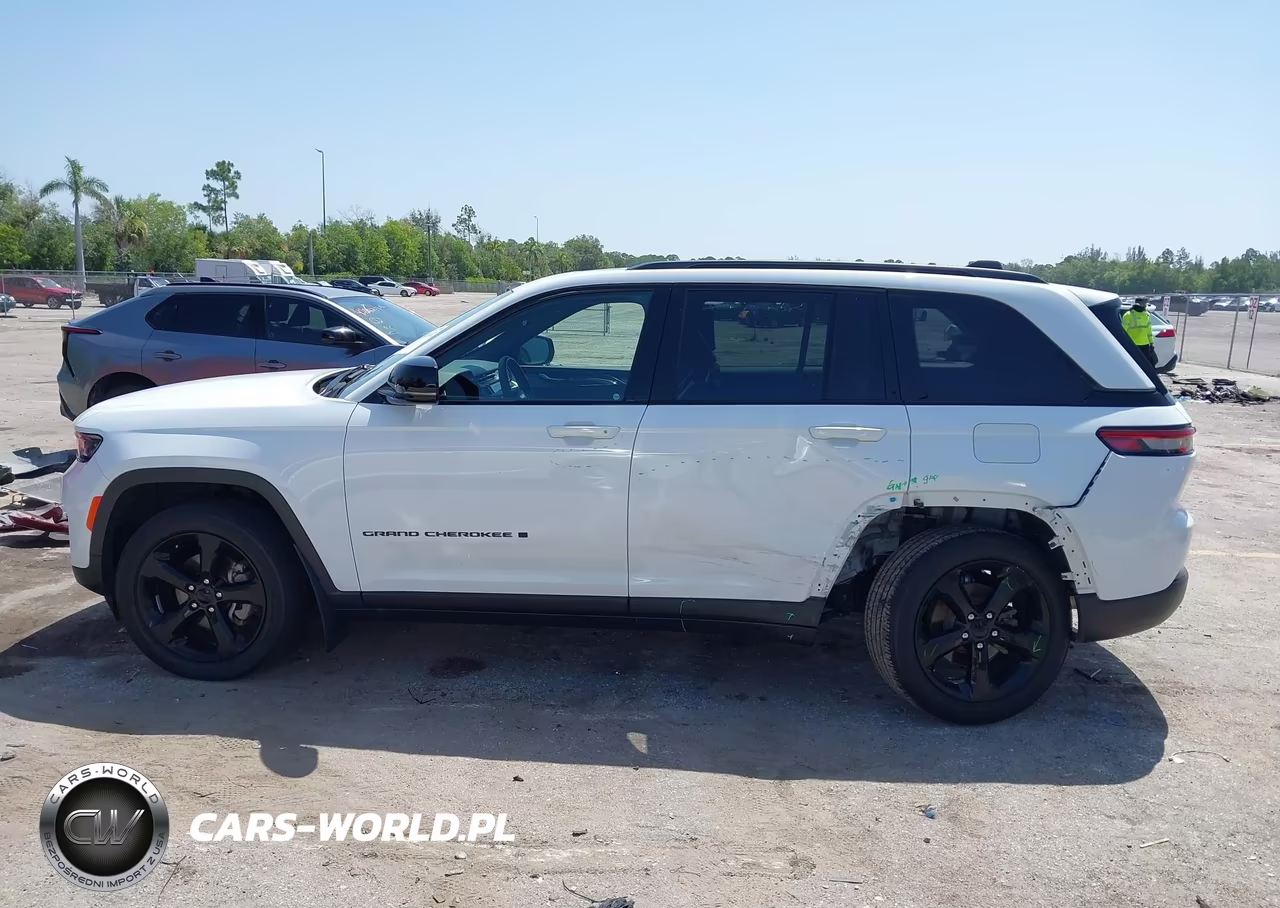 2023 Jeep Grand Cherokee Altitude 4X4 VIN:1C4RJHAG5P8706195 - 15