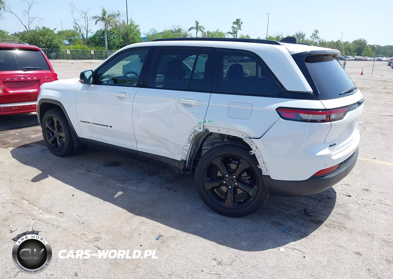 2023 Jeep Grand Cherokee Altitude 4X4 VIN:1C4RJHAG5P8706195 - 3