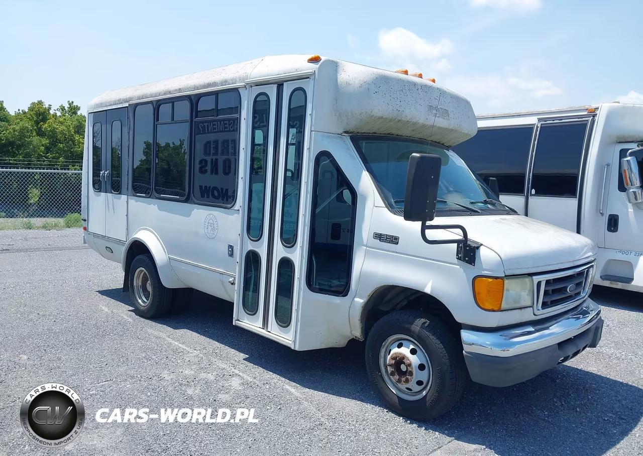 2004 Ford E-350 Cutaway Standard