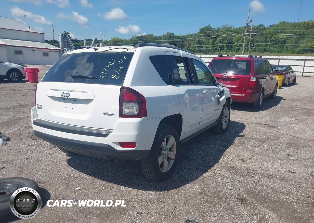 2016 Jeep Compass Latitude VIN:1C4NJDEB8GD617489 - 4
