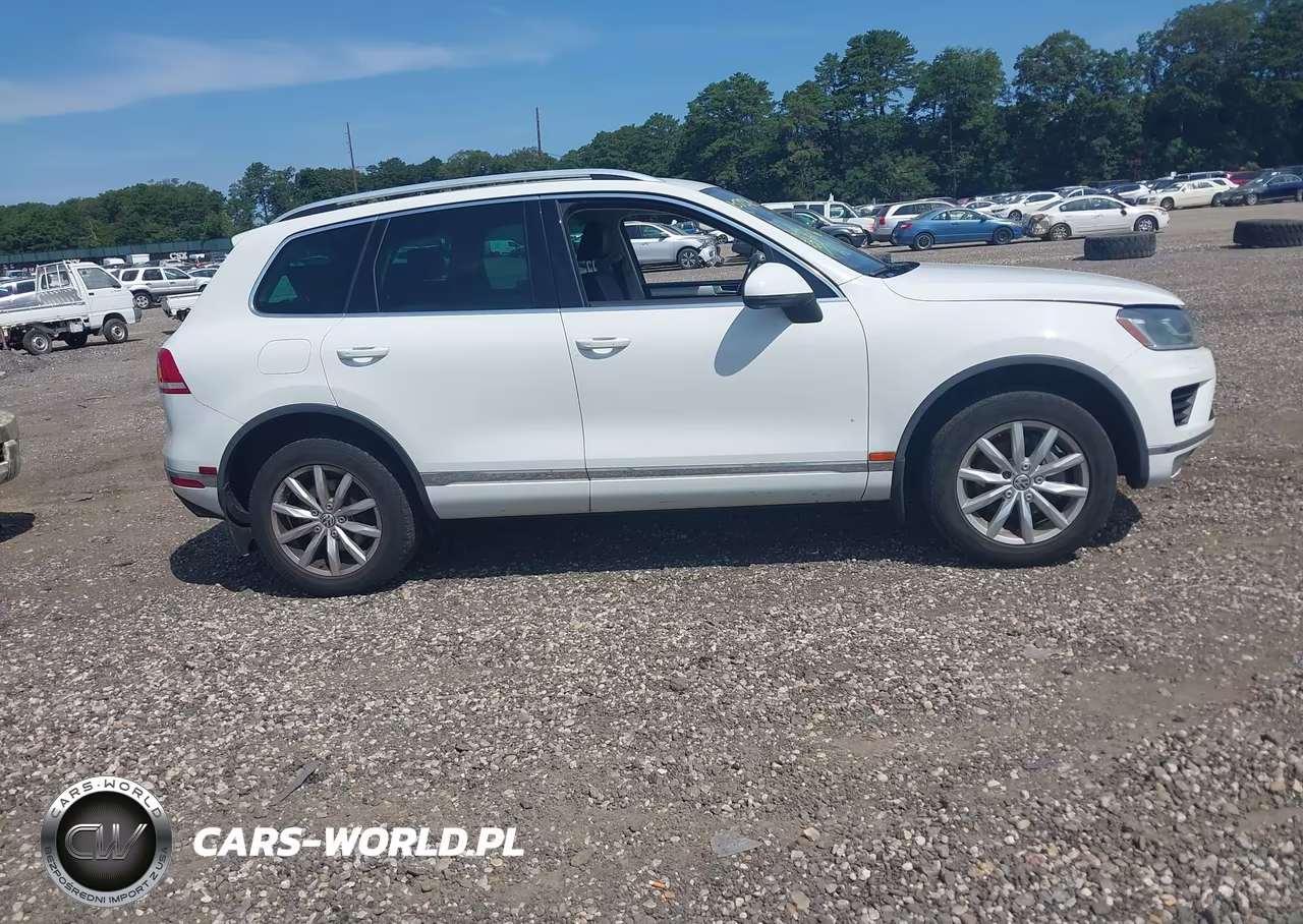2016 Volkswagen Touareg Sport W-Technology VIN:WVGEF9BP8GD009644 - 13