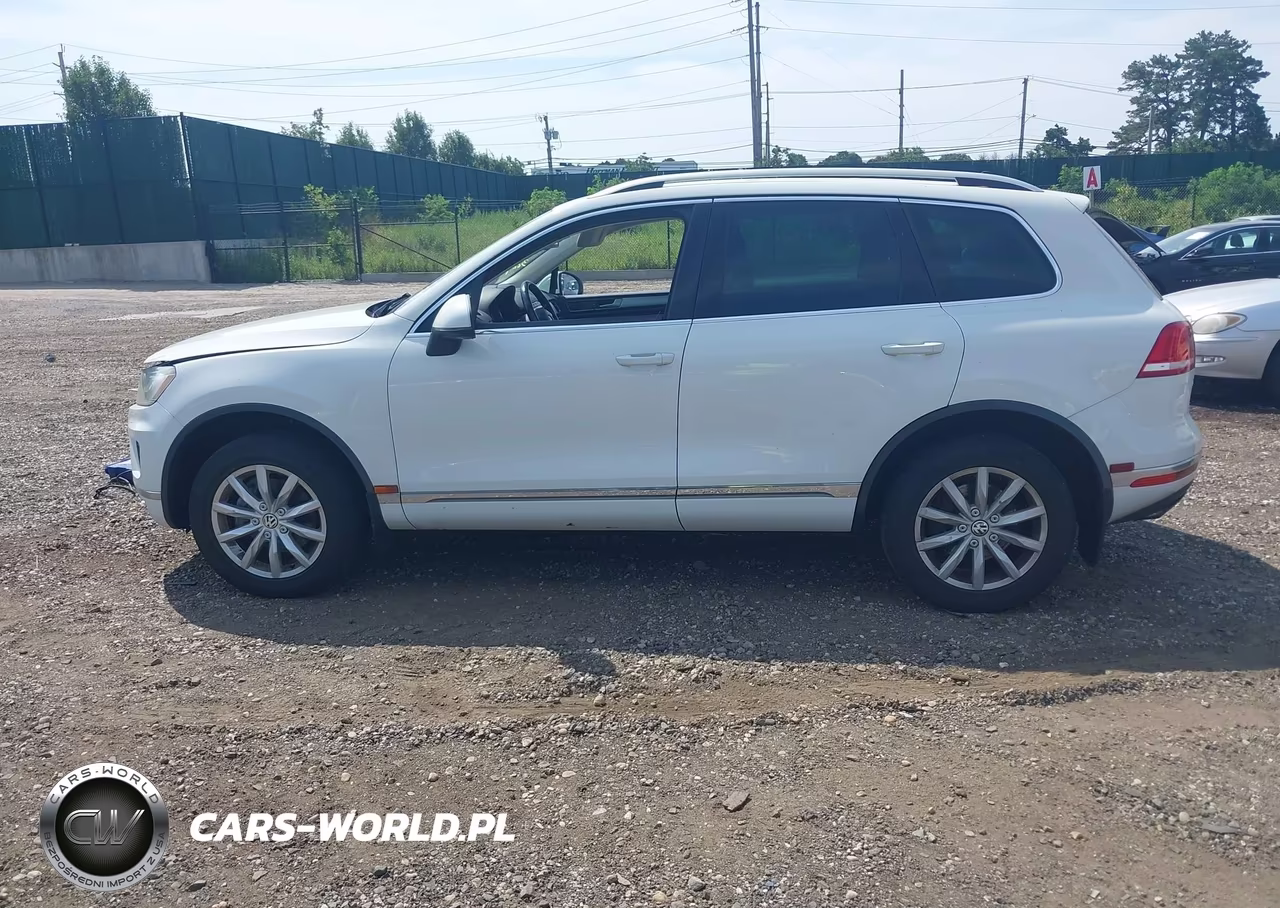 2016 Volkswagen Touareg Sport W-Technology VIN:WVGEF9BP8GD009644 - 14