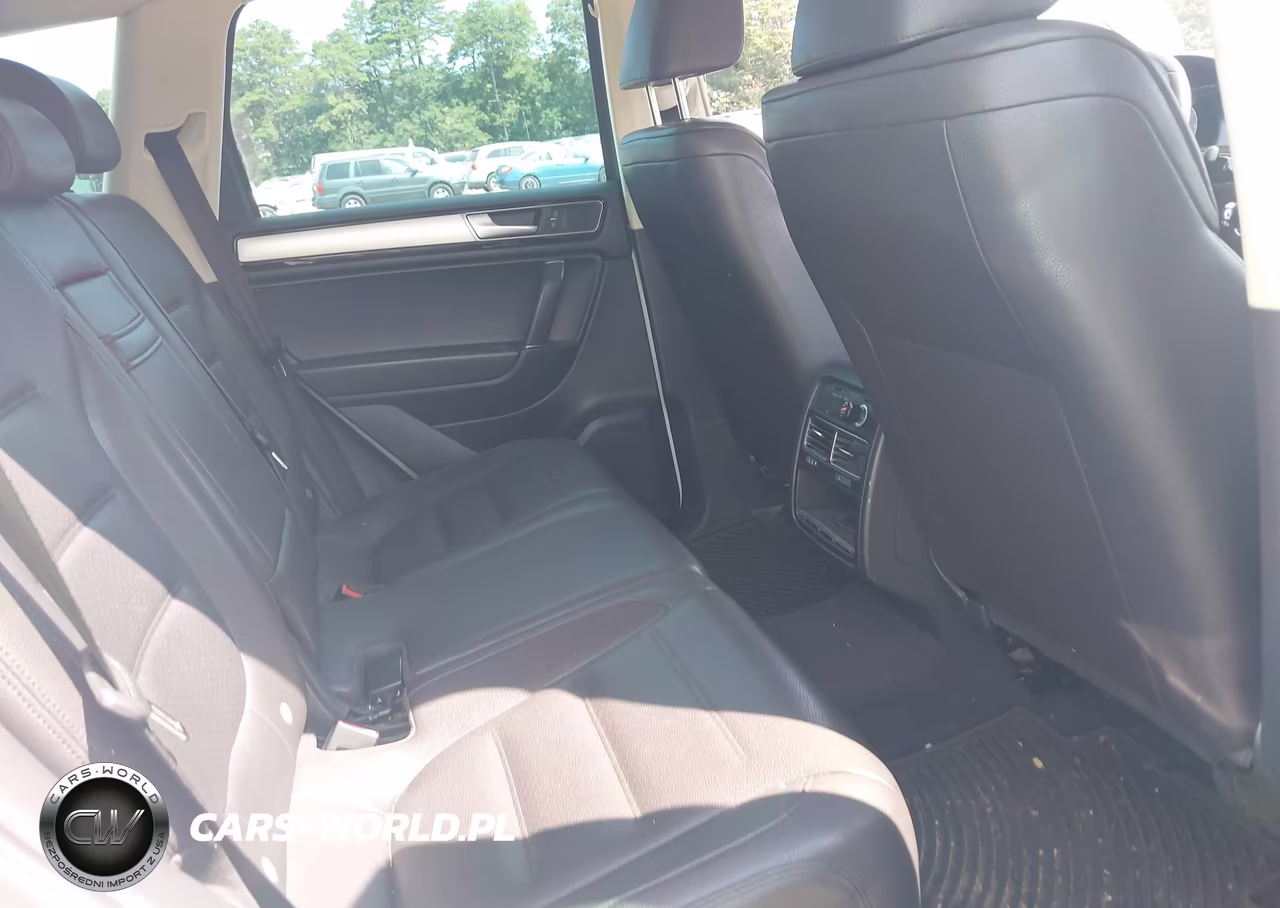 2016 Volkswagen Touareg Sport W-Technology VIN:WVGEF9BP8GD009644 - 8