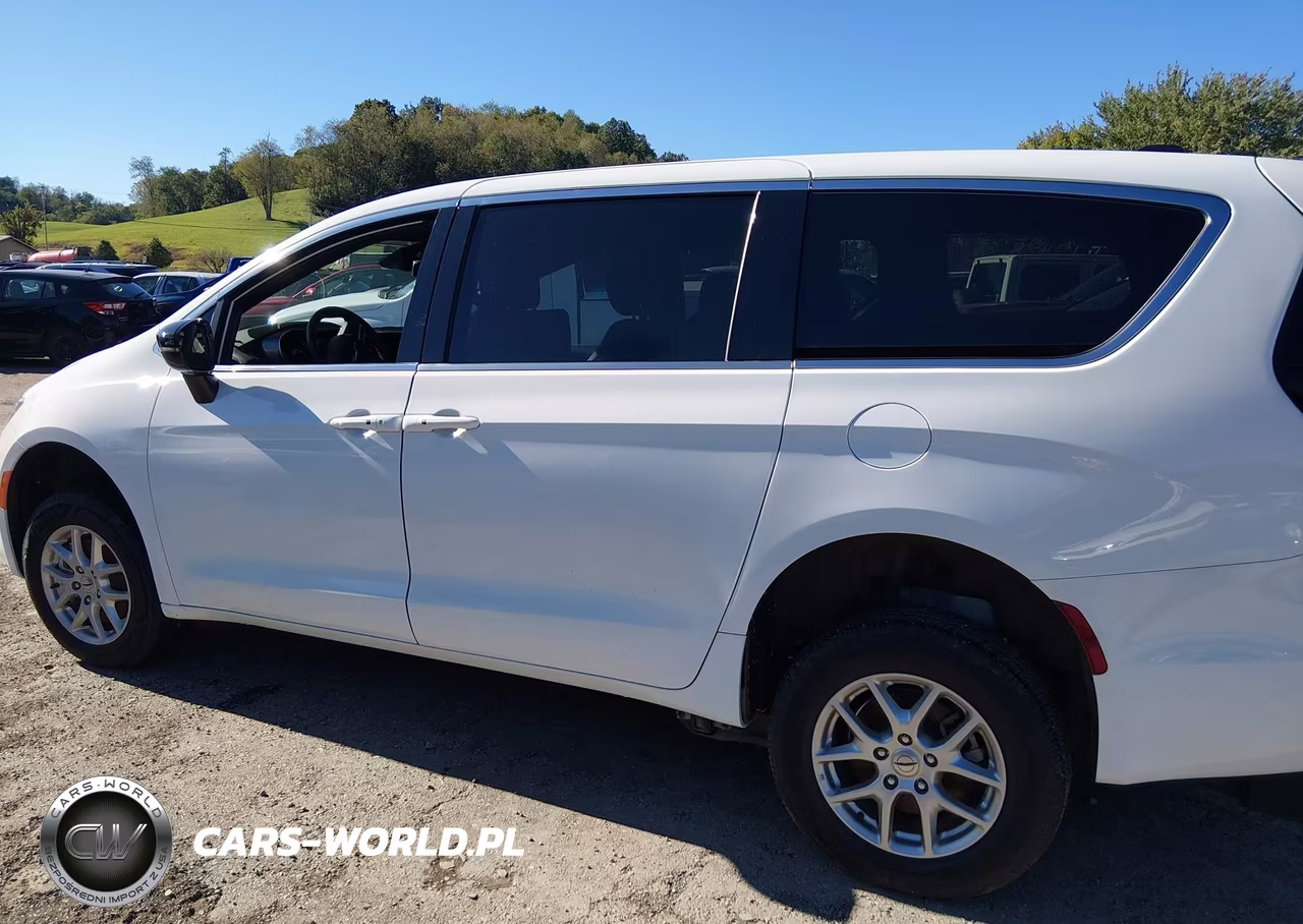 2025 Chrysler Voyager Lx VIN:2C4RC1CG9SR533311 - 14