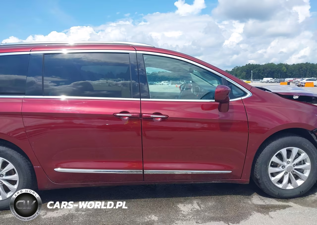2020 Chrysler Pacifica Touring L VIN:2C4RC1BG8LR101778 - 13
