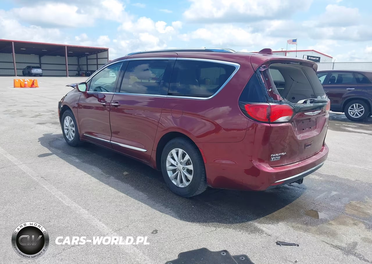 2020 Chrysler Pacifica Touring L VIN:2C4RC1BG8LR101778 - 3