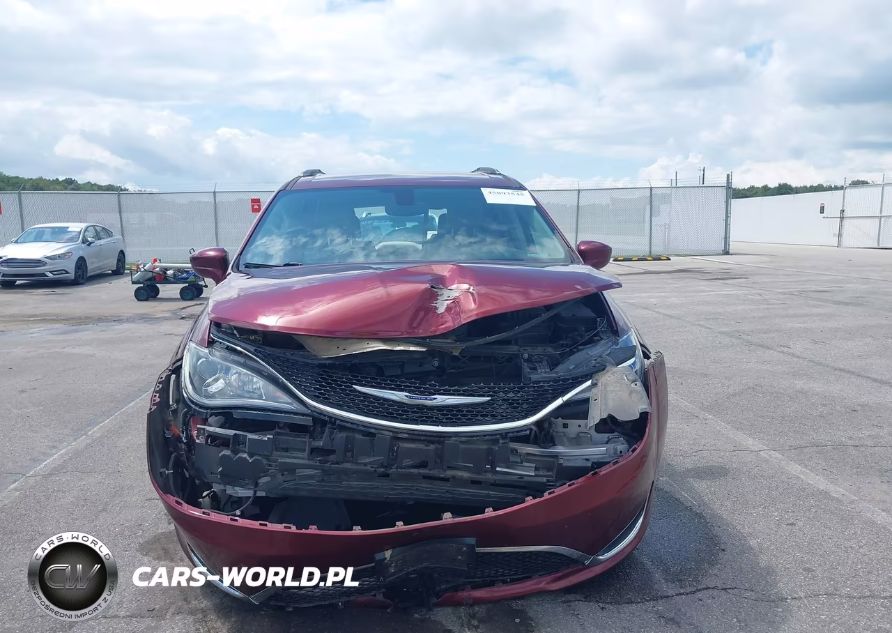 2020 Chrysler Pacifica Touring L VIN:2C4RC1BG8LR101778 - 6