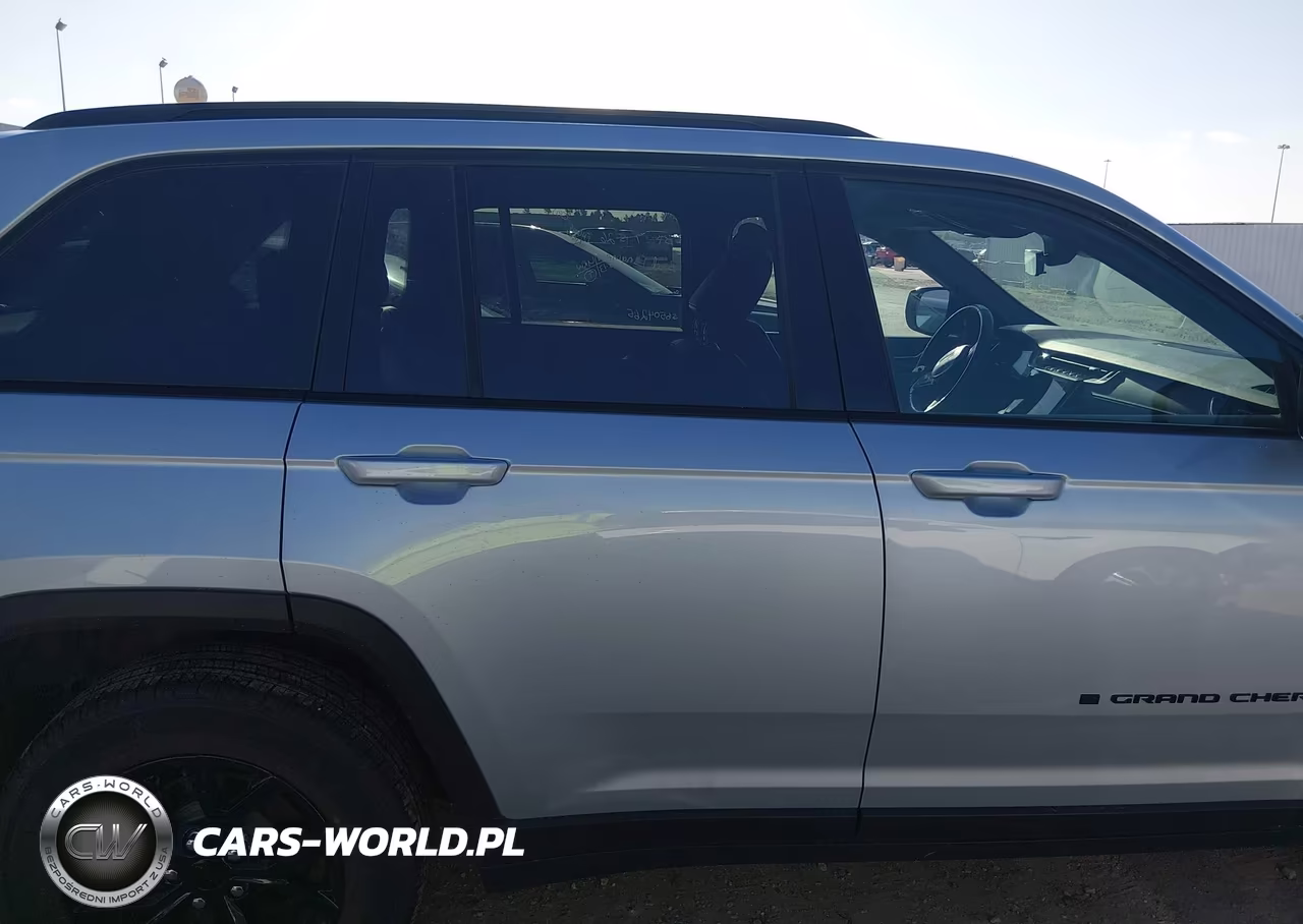 2025 Jeep Grand Cherokee Altitude 4X4 VIN:1C4RJHAG4S8657435 - 14