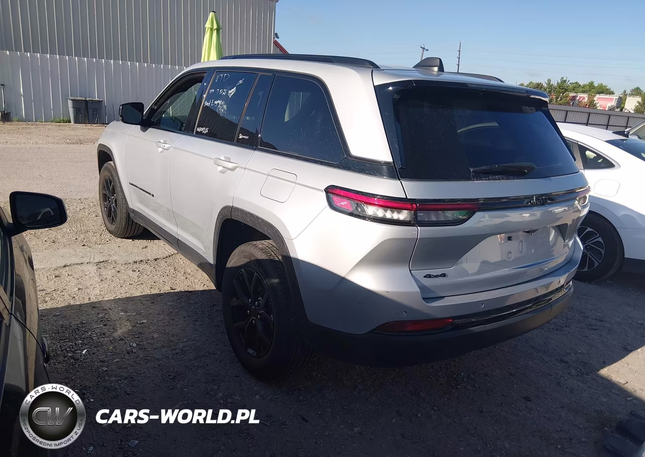 2025 Jeep Grand Cherokee Altitude 4X4 VIN:1C4RJHAG4S8657435 - 3