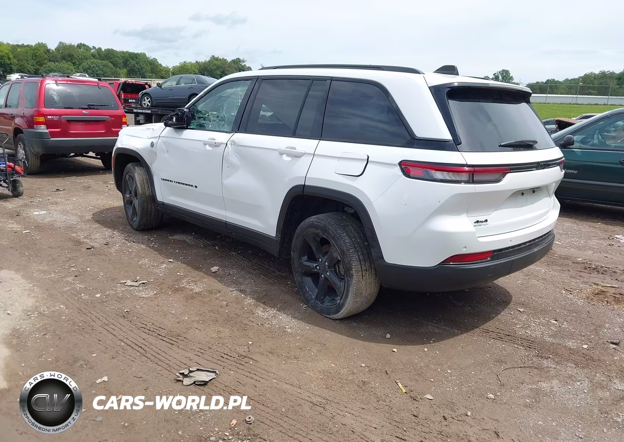 2023 Jeep Grand Cherokee Altitude X 4X4 VIN:1C4RJHAG2P8882136 - 3