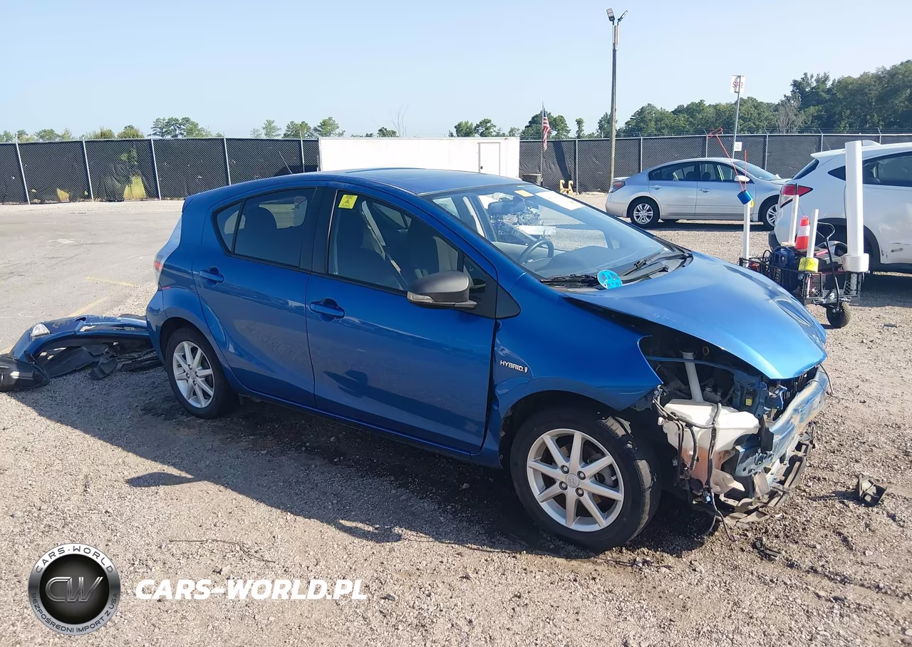 2014 Toyota Prius C Three VIN:JTDKDTB35E1074392 - 1