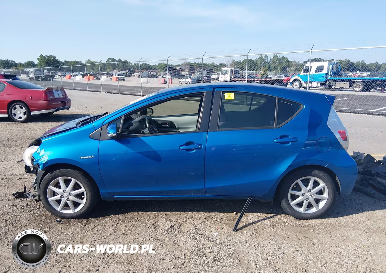 2014 Toyota Prius C Three VIN:JTDKDTB35E1074392 - 15