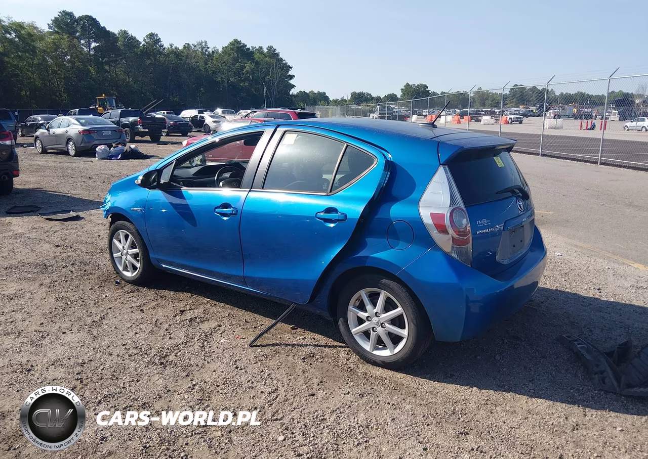 2014 Toyota Prius C Three VIN:JTDKDTB35E1074392 - 3