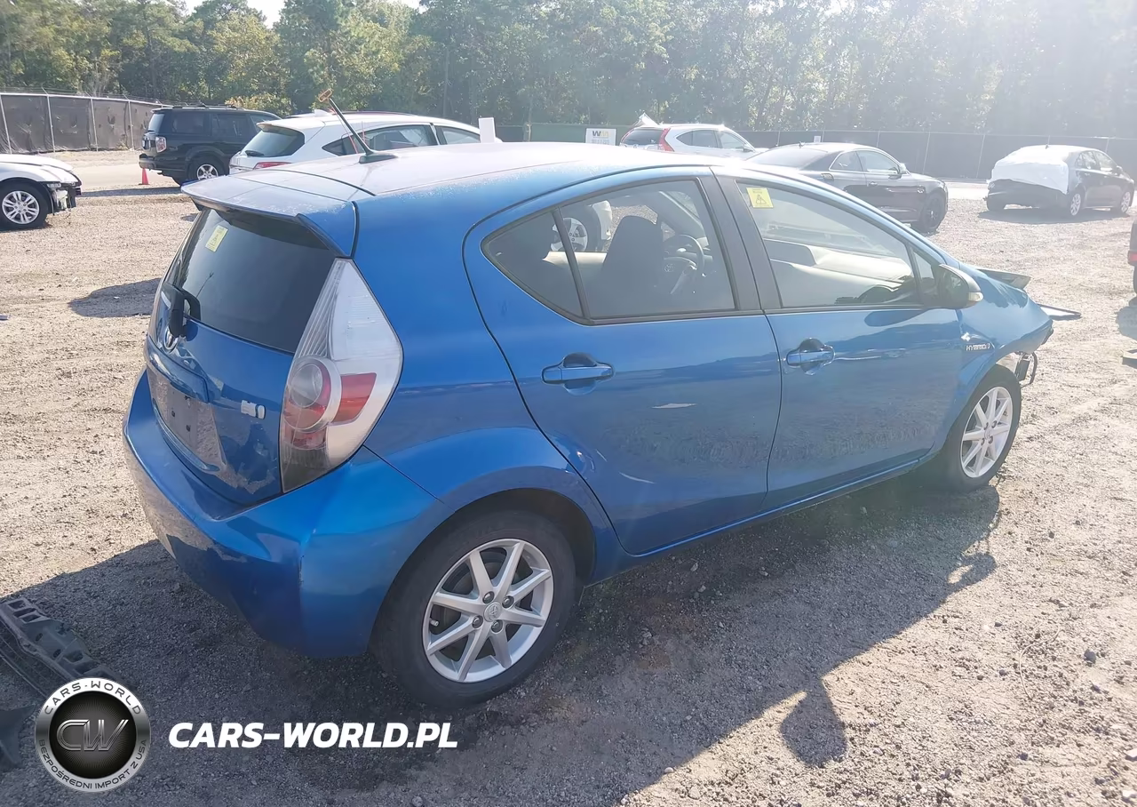 2014 Toyota Prius C Three VIN:JTDKDTB35E1074392 - 4