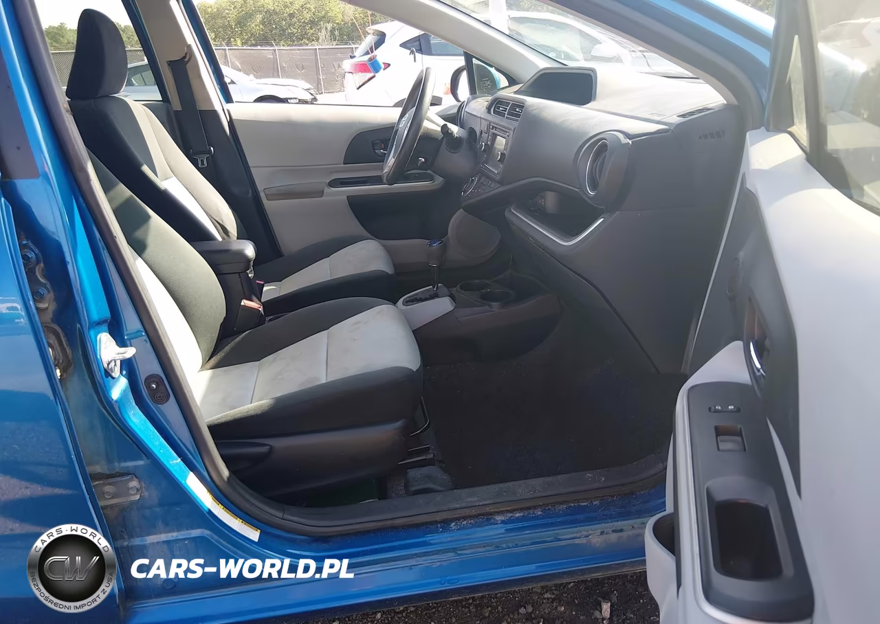 2014 Toyota Prius C Three VIN:JTDKDTB35E1074392 - 5
