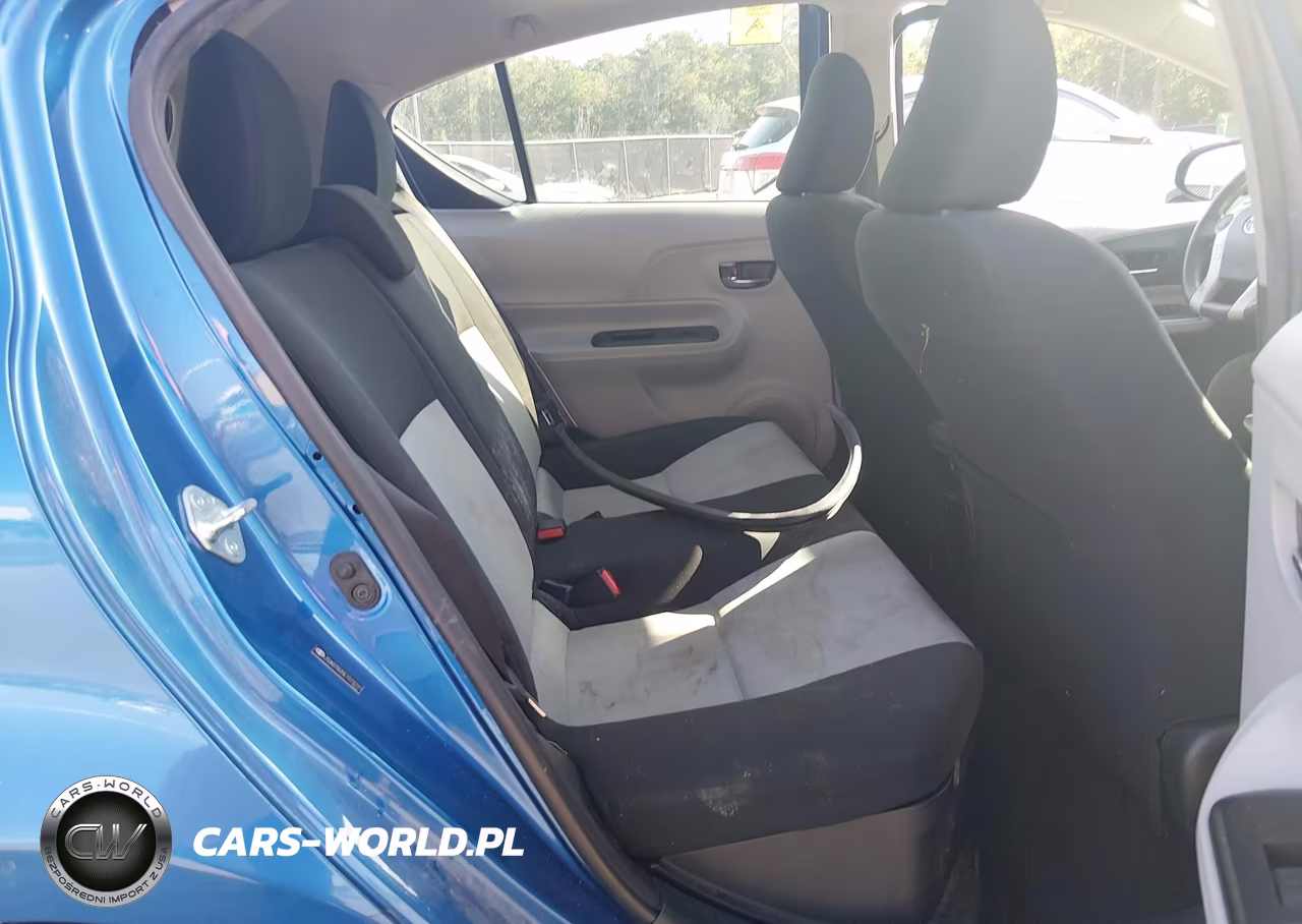 2014 Toyota Prius C Three VIN:JTDKDTB35E1074392 - 8