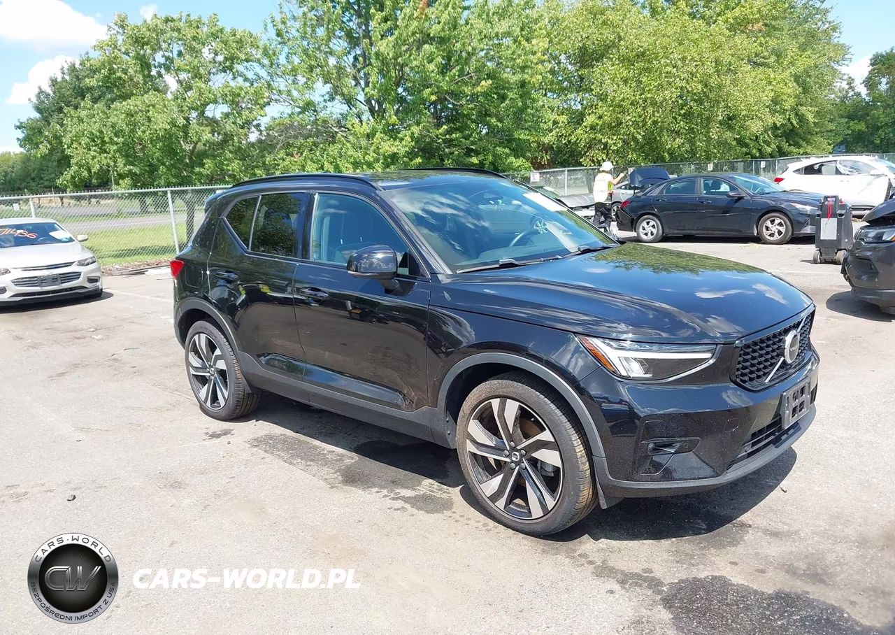 2023 Volvo Xc40 B5 Plus Dark Theme
