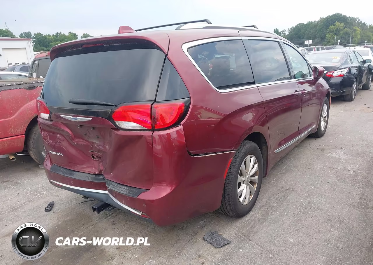 2018 Chrysler Pacifica Touring L Plus VIN:2C4RC1EG8JR356326 - 4