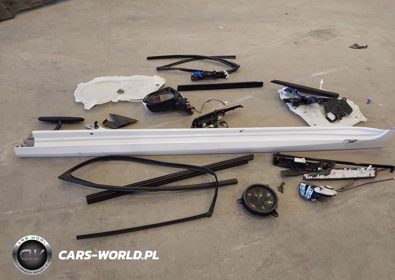 2020 Toyota Camry Le VIN:4T1C11AK7LU941745 - 18
