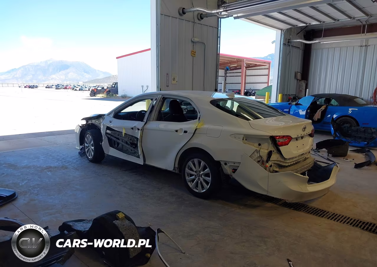 2020 Toyota Camry Le VIN:4T1C11AK7LU941745 - 3