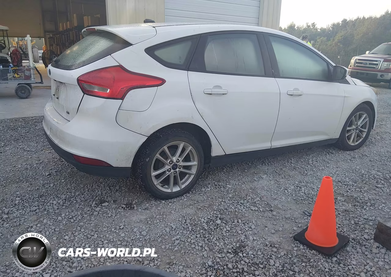 2018 Ford Focus Se VIN:1FADP3K28JL237497 - 4