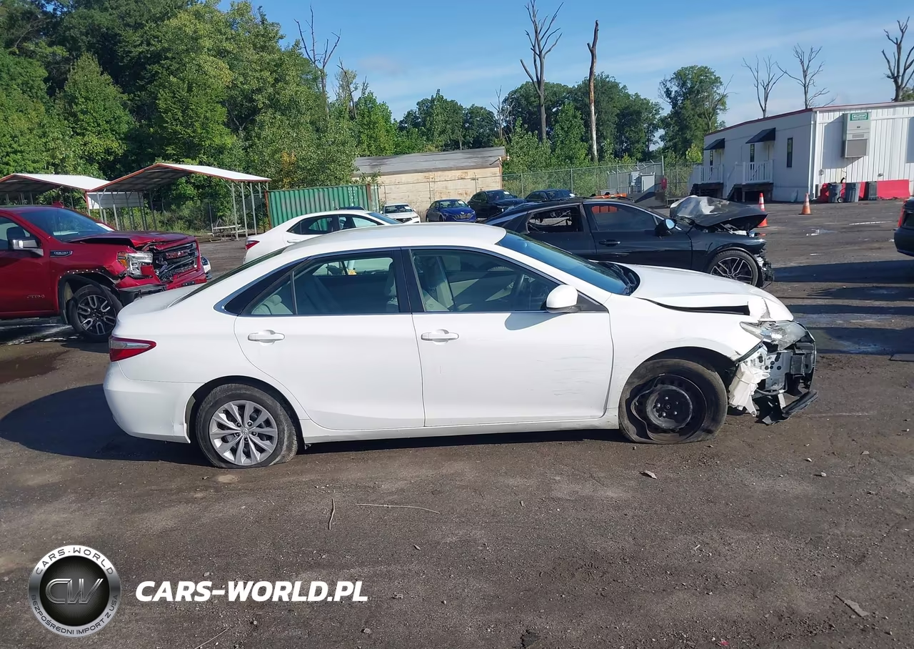 2015 Toyota Camry Le VIN:4T1BF1FK4FU964829 - 14