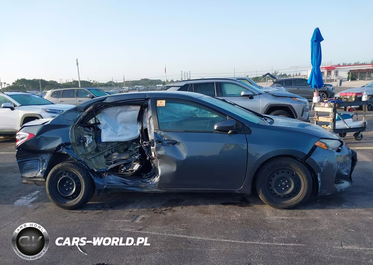 2018 Toyota Corolla Le VIN:5YFBURHE8JP852556 - 14