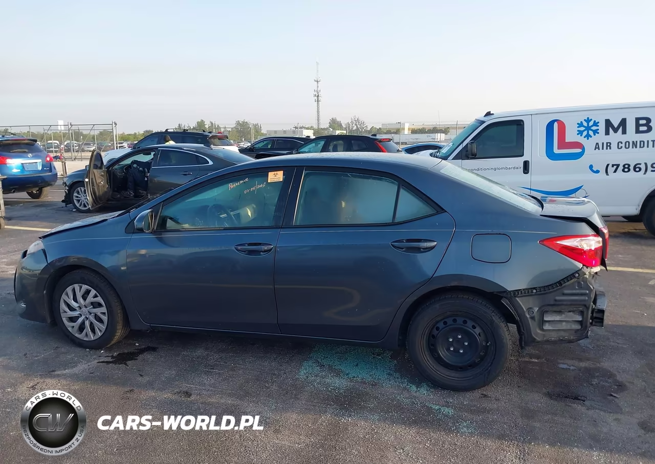 2018 Toyota Corolla Le VIN:5YFBURHE8JP852556 - 15