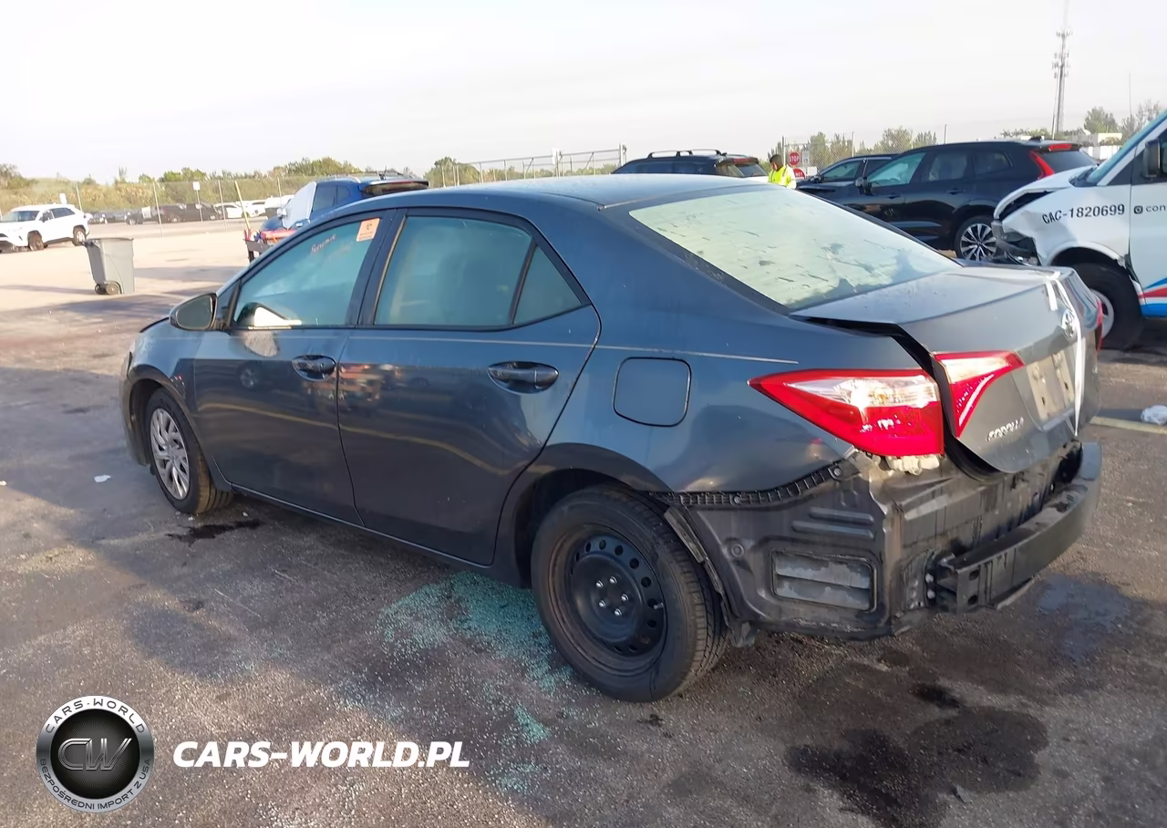 2018 Toyota Corolla Le VIN:5YFBURHE8JP852556 - 3