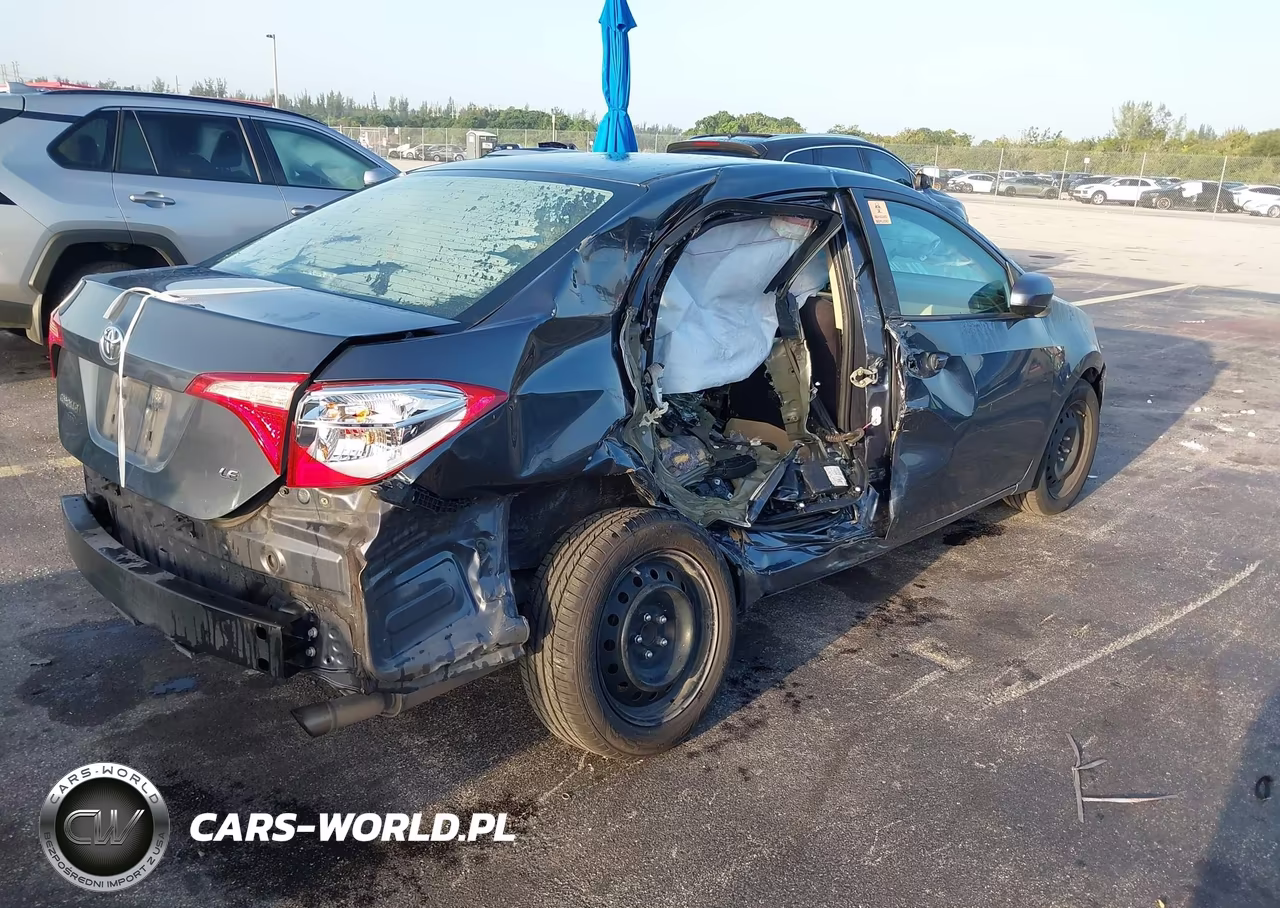 2018 Toyota Corolla Le VIN:5YFBURHE8JP852556 - 4