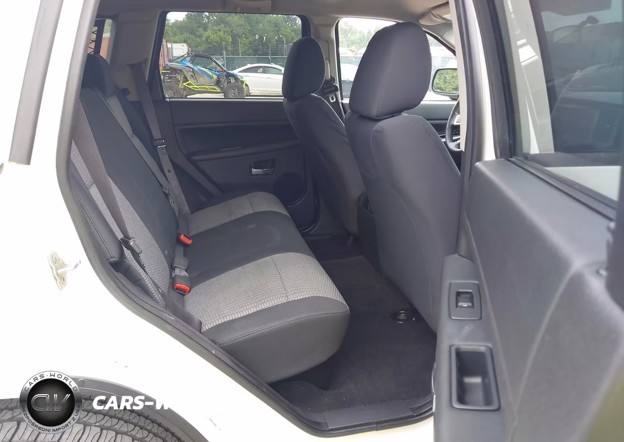 2009 Jeep Grand Cherokee Laredo VIN:1J8GR48K79C526700 - 8