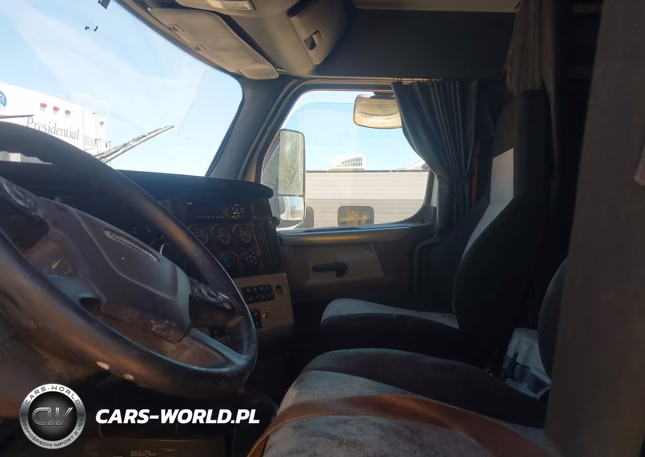 2019 Freightliner New Cascadia 126 VIN:1FUJHHDR2KLKJ2641 - 7