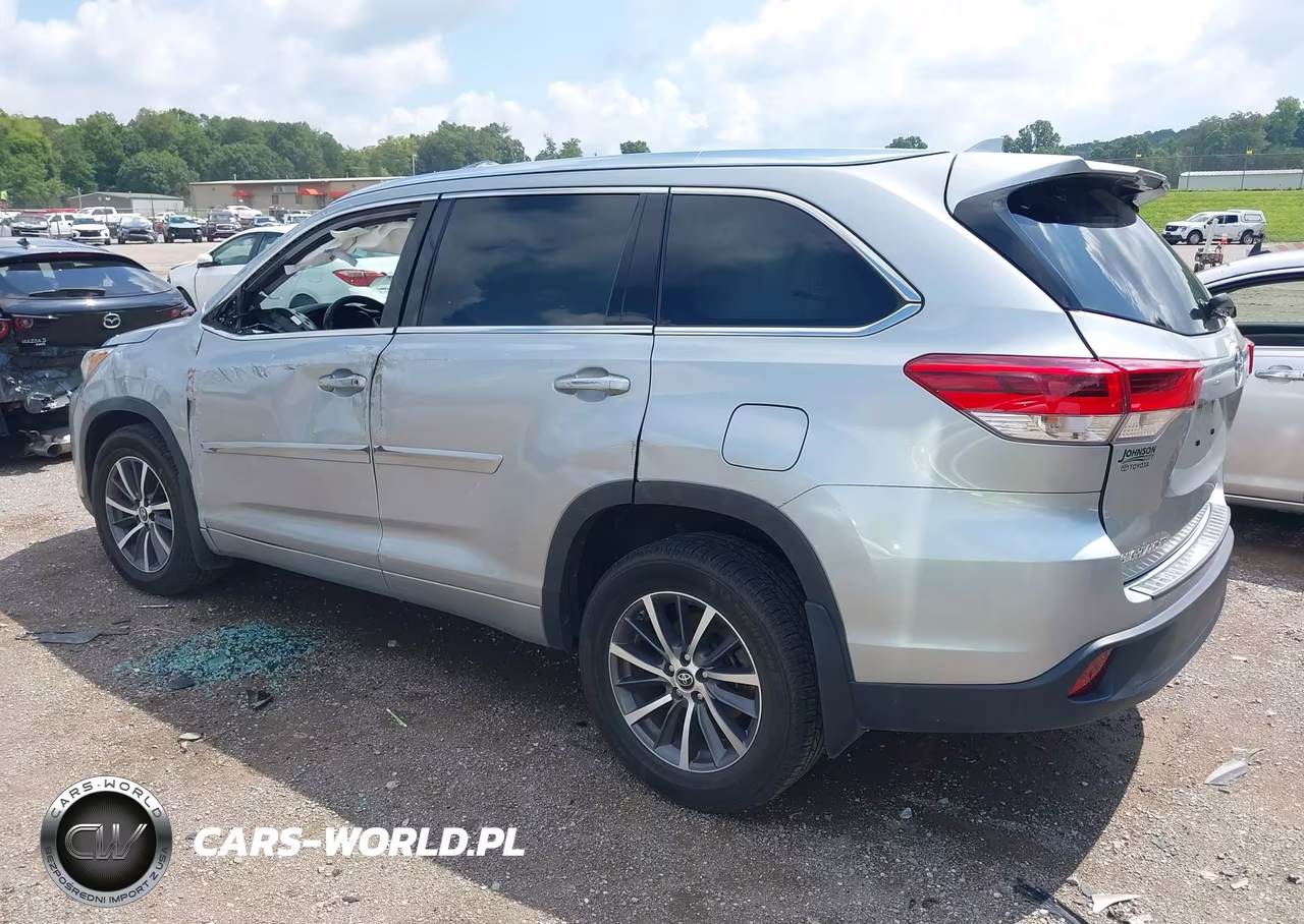 2018 Toyota Highlander Xle VIN:5TDJZRFH2JS523966 - 3