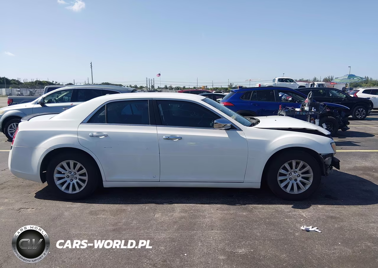 2013 Chrysler 300 Motown VIN:2C3CCAAG7DH659110 - 13