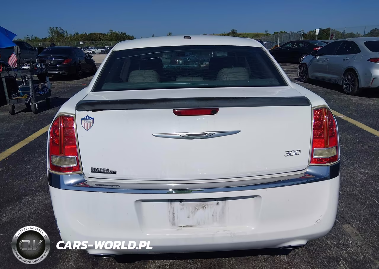 2013 Chrysler 300 Motown VIN:2C3CCAAG7DH659110 - 16