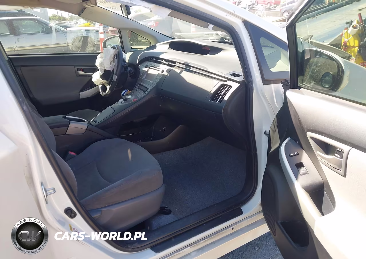 2015 Toyota Prius Two VIN:JTDKN3DUXF0446867 - 5