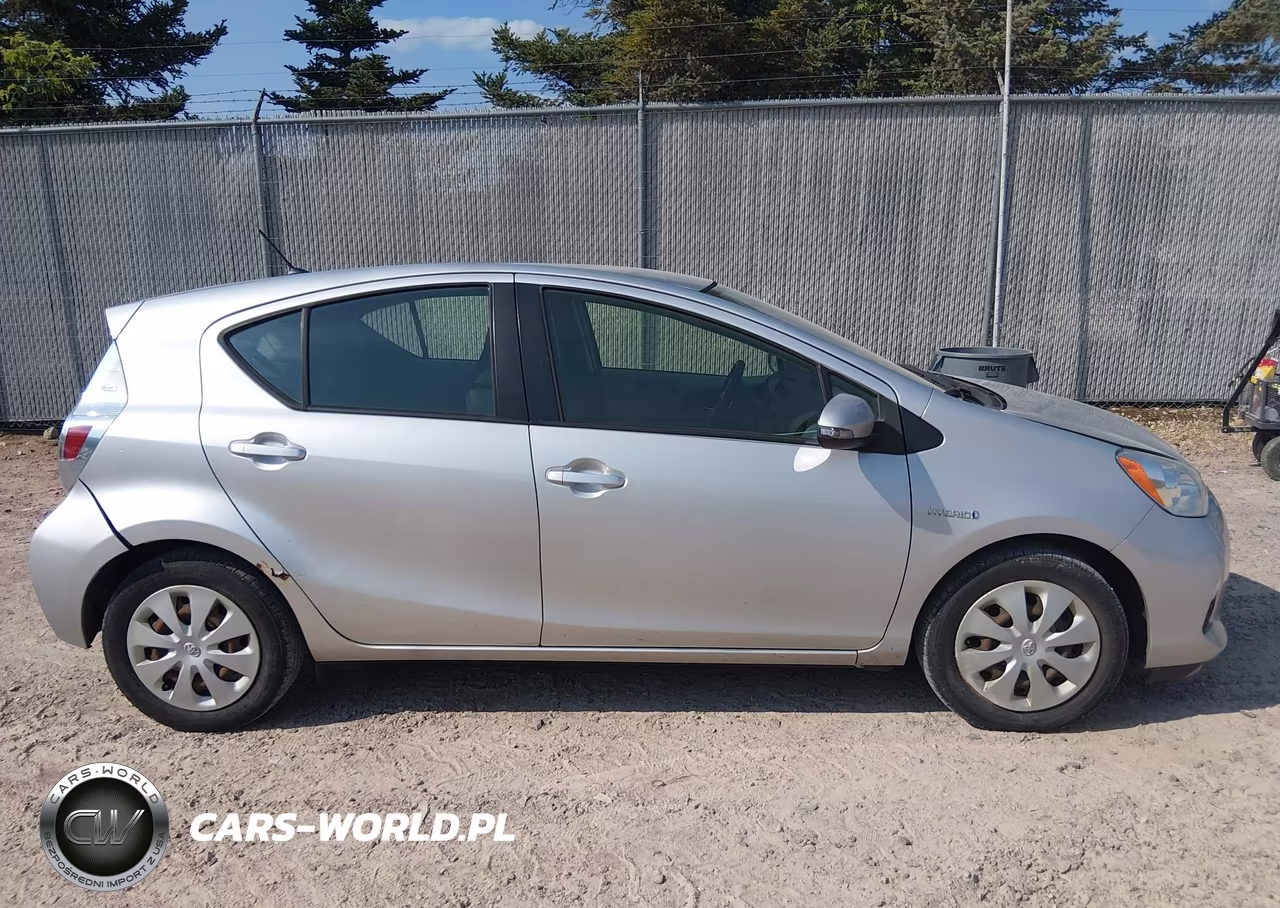 2013 Toyota Prius C Two VIN:JTDKDTB34D1532664 - 13