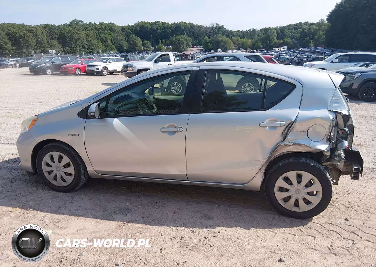 2013 Toyota Prius C Two VIN:JTDKDTB34D1532664 - 14
