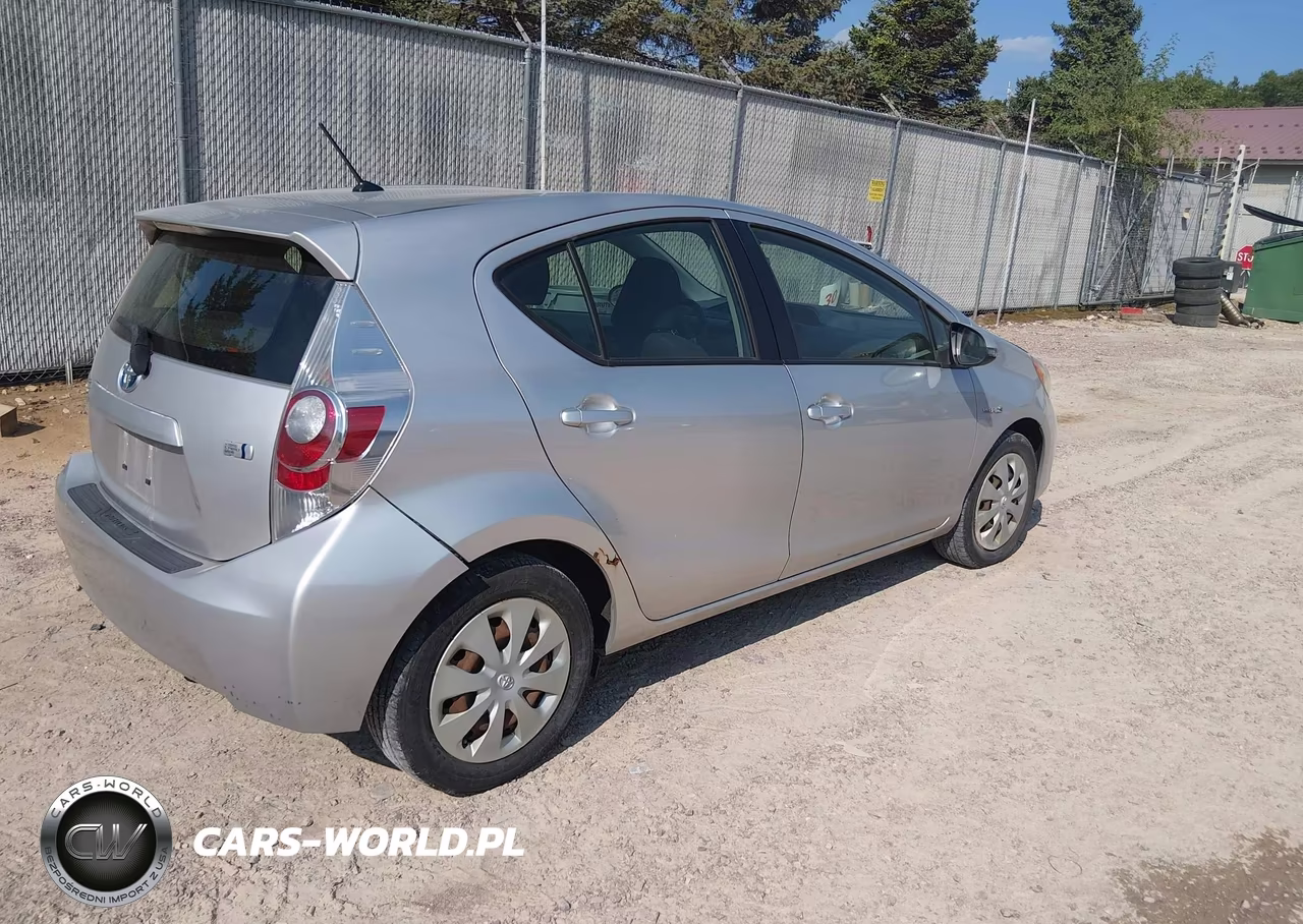 2013 Toyota Prius C Two VIN:JTDKDTB34D1532664 - 4