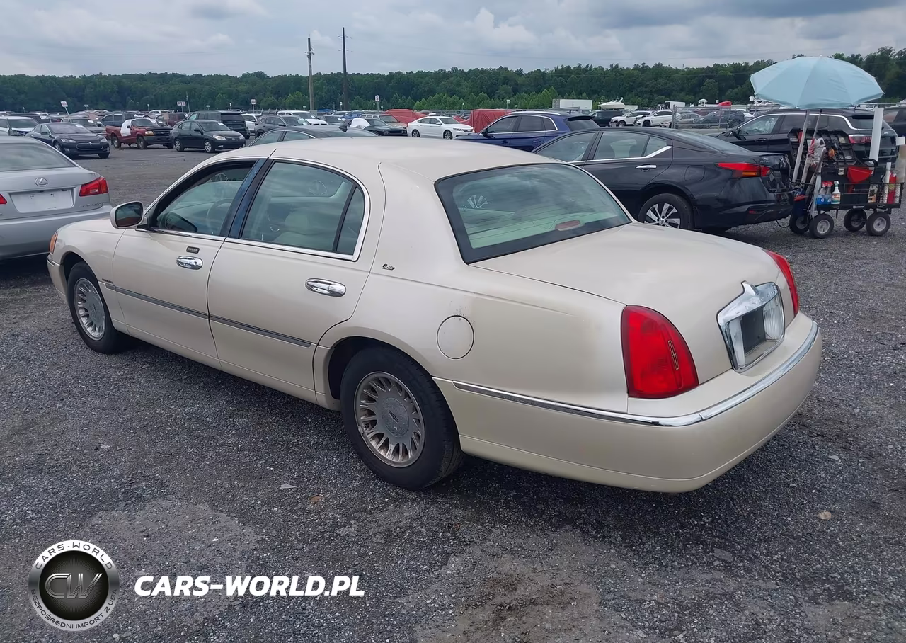 2001 Lincoln Town Car Cartier VIN:1LNHM83W71Y633468 - 3