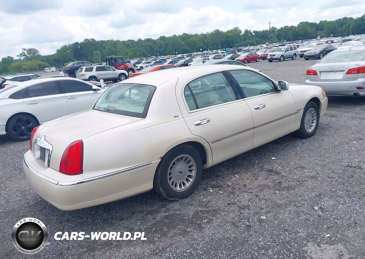 2001 Lincoln Town Car Cartier VIN:1LNHM83W71Y633468 - 4