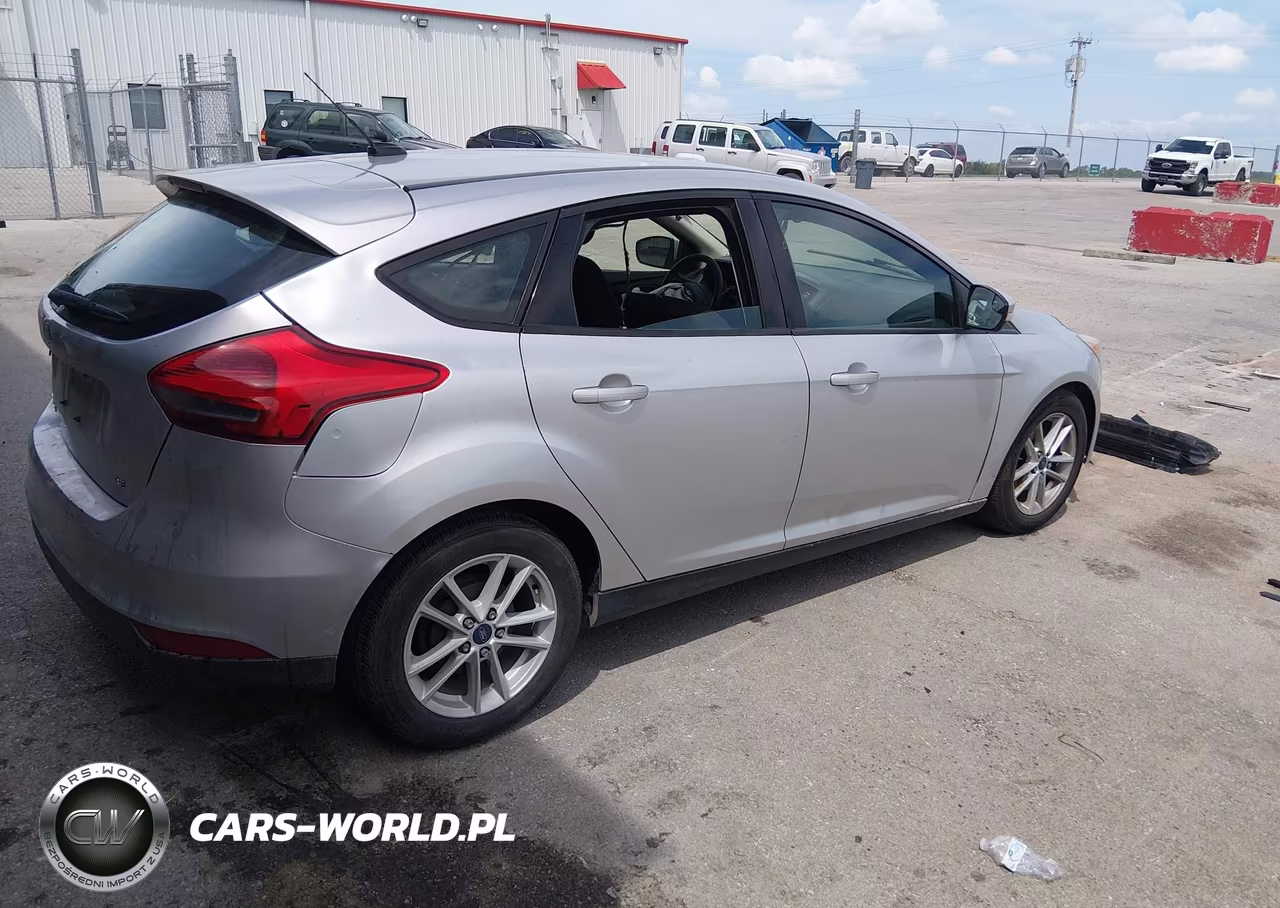2017 Ford Focus Se VIN:1FADP3K23HL284348 - 4
