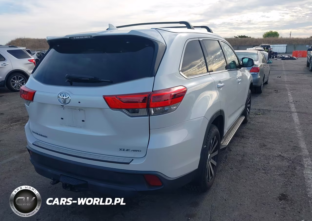 2019 Toyota Highlander Xle VIN:5TDJZRFH7KS608657 - 4