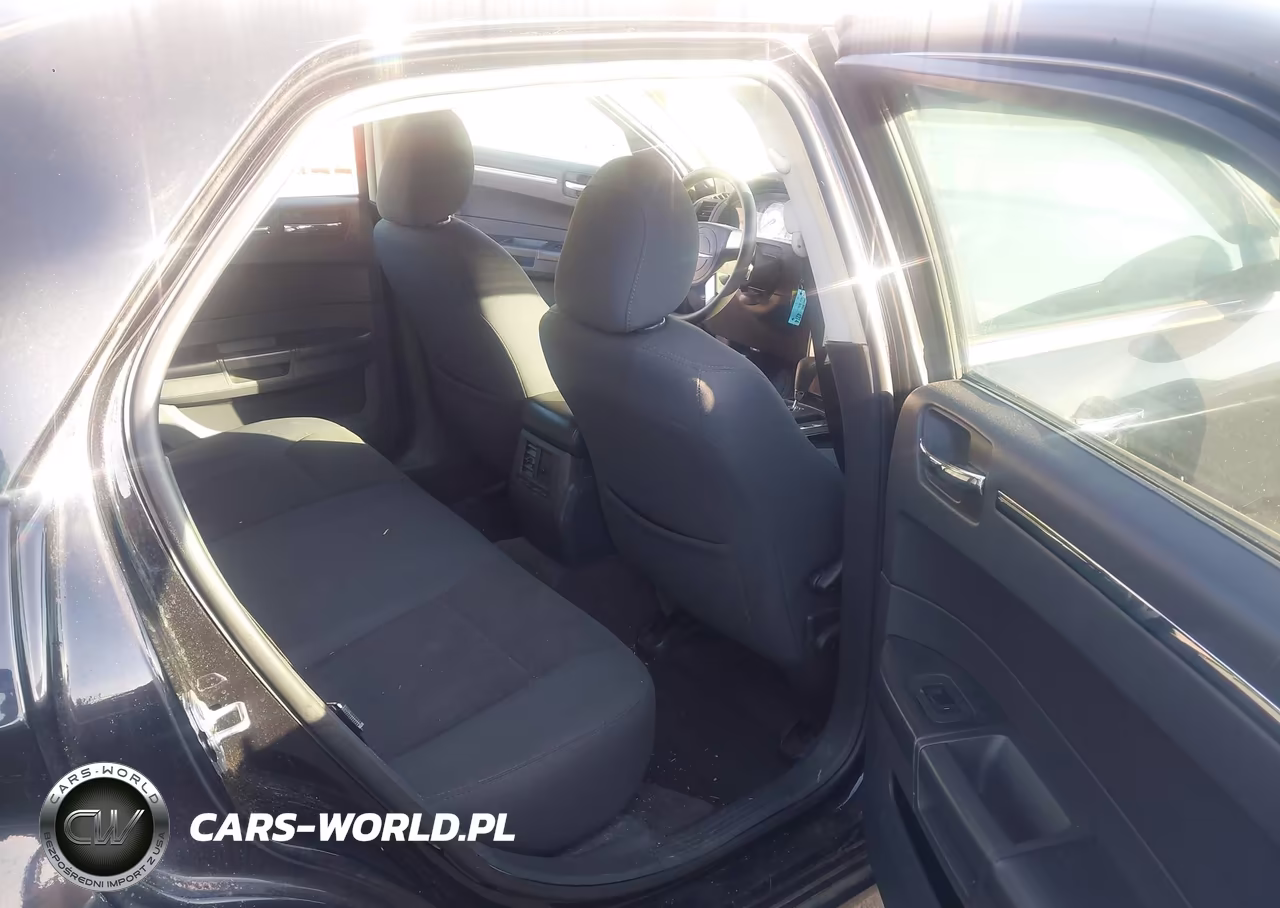 2010 Chrysler 300 Touring Plus VIN:2C3CA1CV8AH258680 - 8