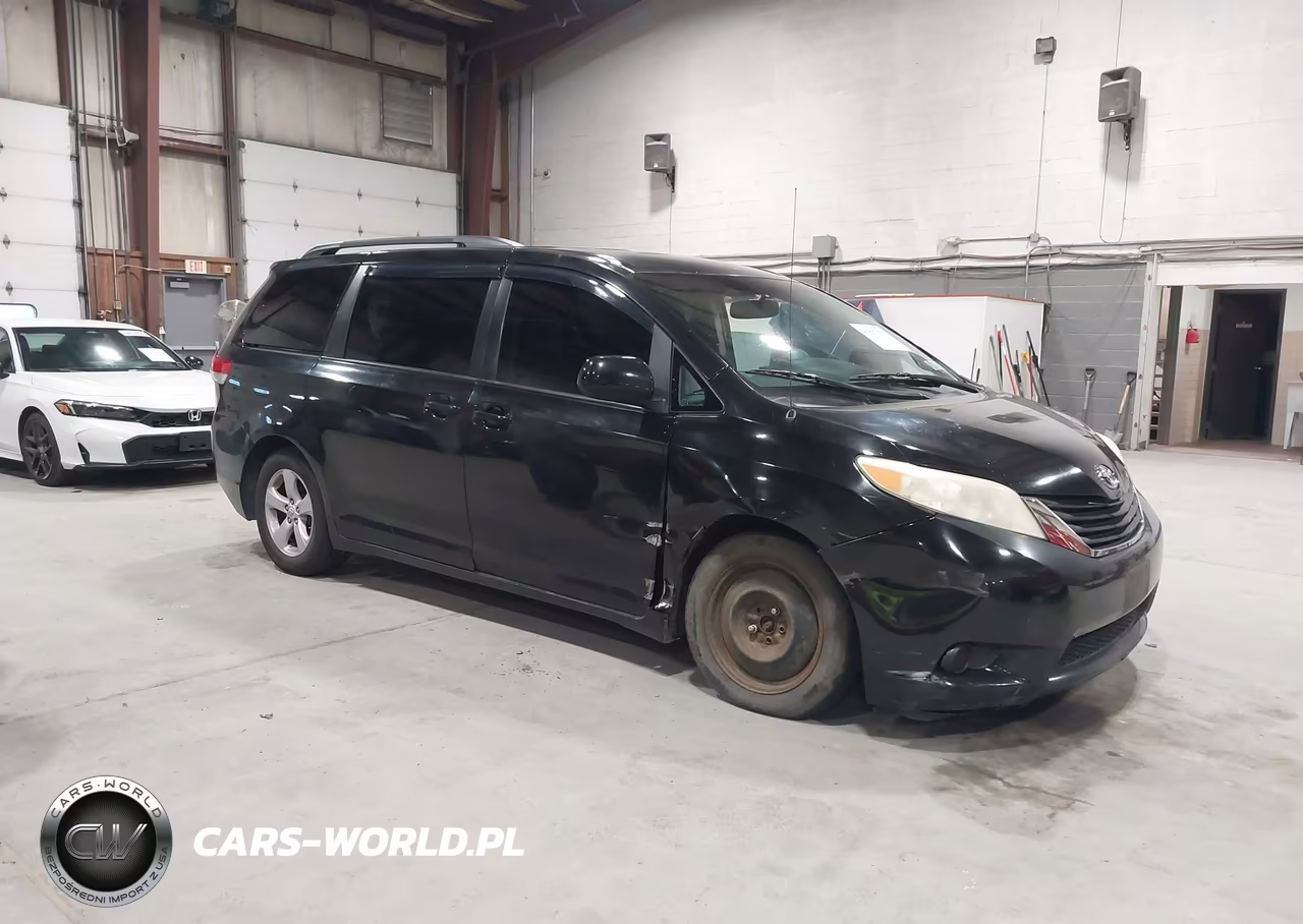 2012 Toyota Sienna Le V6 8 Passenger
