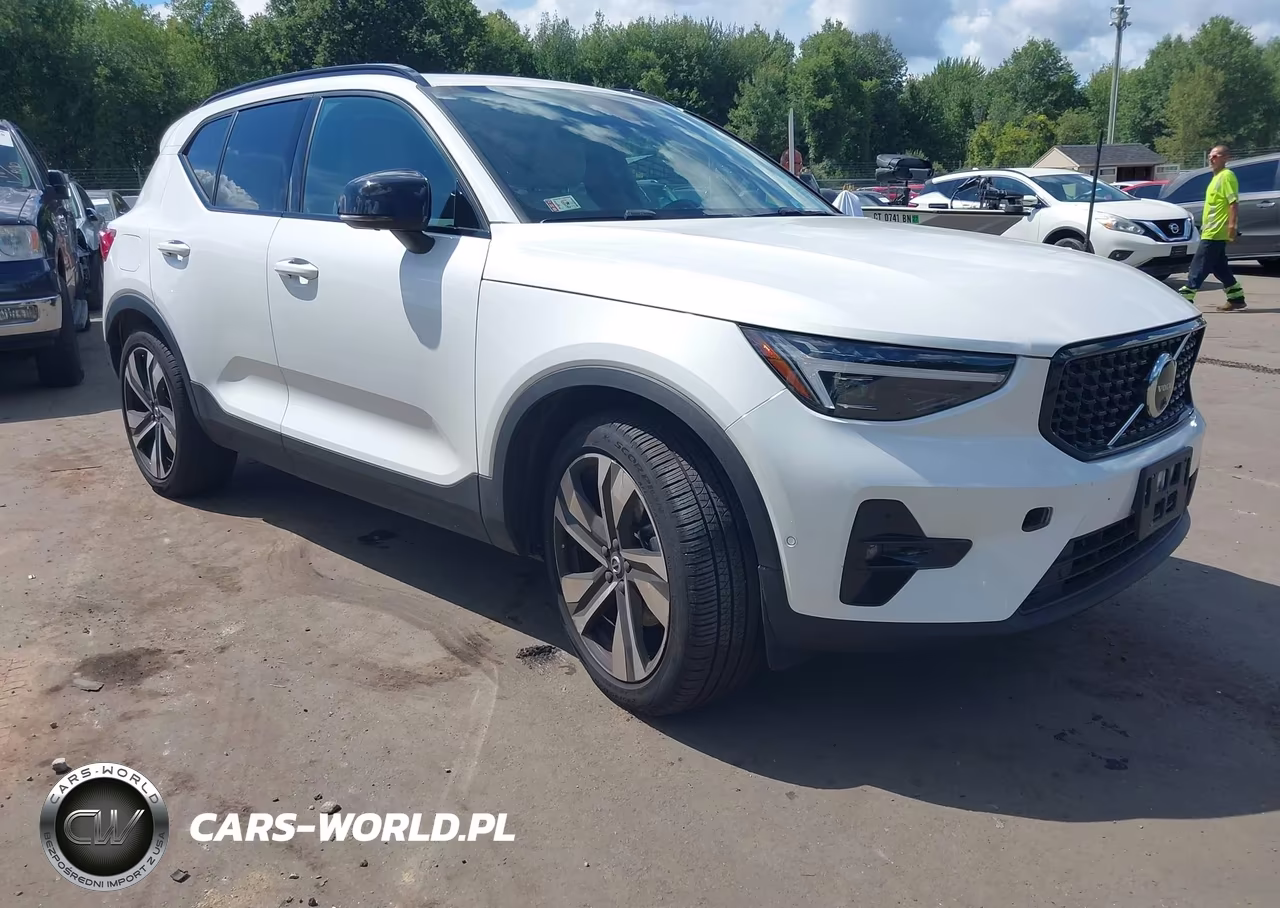 2025 Volvo Xc40 B5 Plus Dark Theme