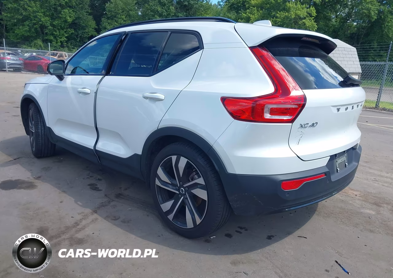 2025 Volvo Xc40 B5 Plus Dark Theme VIN:YV4L12UC7S2491388 - 3